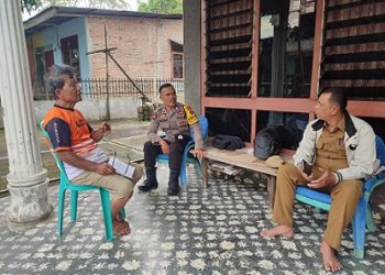 Bhabinkamtibmas Kelurahan Bah Kapul BRIPKA Sunandar bersama Lurah Bah Kapul sambang kamtibmas ke rumah Kepling II Bapak M. Nasution di Jalan Batu Permata Raya