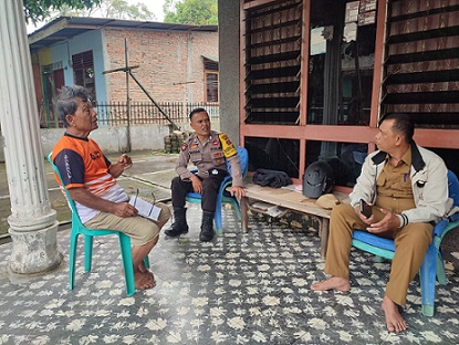 Bhabinkamtibmas Kelurahan Bah Kapul BRIPKA Sunandar bersama Lurah Bah Kapul sambang kamtibmas ke rumah Kepling II Bapak M. Nasution di Jalan Batu Permata Raya