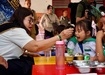 Ketua TP PKK Kota Pematangsiantar menyuapkan nasi kepada siswa PAUD SAB saat berkunjung