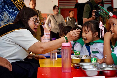 Ketua TP PKK Kota Pematangsiantar menyuapkan nasi kepada siswa PAUD SAB saat berkunjung