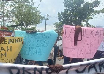 Aksi puluhan massa di Kejati Sumut yang membawa hadiah celana dalam dan bra terkait dugaan perselingkuhan oknum Jaksa. (Foto Romulo)