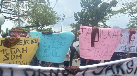 Aksi puluhan massa di Kejati Sumut yang membawa hadiah celana dalam dan bra terkait dugaan perselingkuhan oknum Jaksa. (Foto Romulo)
