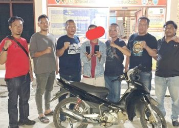 Pelaku BIS dan barang bukti diapit Kanit Reskrim IPDA B. Situngkir SH bersama Tim Opsnal 
