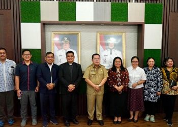 Wali Kota Pematangsiantar Wesly Silalahi SH MKn menerima audiensi Ephorus GKPS Pdt Jhon Christian Saragih STh MSc bersama Panitia Konser Harmoni 30 Tahun Internasionalisasi United Evangelical Mission (UEM)