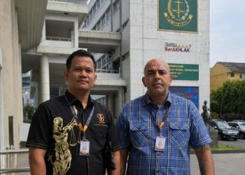 Advokat Dr. Tommy Aditia Sinulingga, SH, MH bersama klienya di Kejaksaan Agung Republik Indonesia (Kejagung RI) usai mengadukan tiga oknum jaksa di Kejati Sumut (Foto Ist)