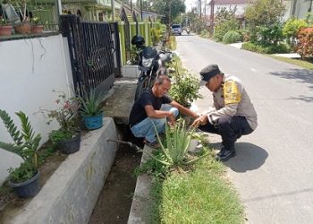 Bhabinkamtibmas Kelurahan Pardomuan AIPDA Hardi N, Silalahi langsung memberikan bantuan bibit cabe dan terong kepada warga binaannya di Jalan Kakap
