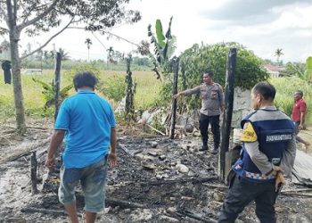 Kapolsek Siantar Martoba AKP Martua Manik SH. MH Cek Langsung TKP Kebakaran Rumah di Perladangan Jalan Parbebbsi