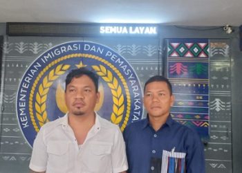 Tim penasihat hukum Eks Kadinsos PMD Samosir Dwi Ngai Sinaga, SH, MH dan Benri Pakpahan, SH di Rutan Kelas 1 Medan. (Foto Romulo)