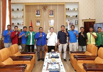 Wali Kota Pematangsiantar Wesly Silalahi SH MKn menerima silaturahmi sekaligus audiensi pengurus KNPI Kota Pematangsiantar, di ruang kerja wali kota