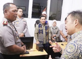 Kapolres Simalungun Marganda Aritonang dampingi kunjungan Tim Korlantas Polri dan Tim BPJS Kesehatan Field Test Integritas Sistem JKN dengan Aplikasi Layanan SIM di Kantor Sat Lantas