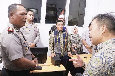 Kapolres Simalungun Marganda Aritonang dampingi kunjungan Tim Korlantas Polri dan Tim BPJS Kesehatan Field Test Integritas Sistem JKN dengan Aplikasi Layanan SIM di Kantor Sat Lantas
