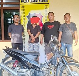 Pelaku curanmor JP dan barang bukti diapit Kanit Reskrim IPDA Amri Jhonson Sitanggang beserta tim opsnal 
