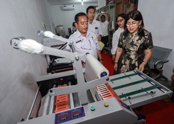 Ketua Dekranasda Kota Pematangsiantar Ny Liswati Wesly Silalahi bersama jajaran pengurus mengunjungi Rumah Kemasan UMKM di Jalan Regu 
