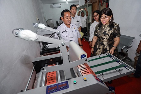 Ketua Dekranasda Kota Pematangsiantar Ny Liswati Wesly Silalahi bersama jajaran pengurus mengunjungi Rumah Kemasan UMKM di Jalan Regu