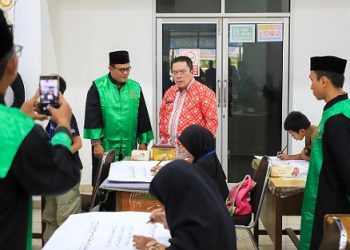 Wali Kota Pematangsiantar Wesly Silalahi SH MKn meninjau langsung para peserta cabang Khattil Qur’an di ajang MTQN ke-58 Tingkat Kota Pematangsiantar, di Ruang Data Balai Kota, Jalan Merdeka