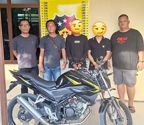 kedua pelaku curanmor dan barang bukti diapit Kanit Reskrim IPDA Amri Jhonson Sitanggang, S.H bersama tim opsnal 