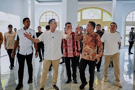 Artis Raffi Ahmad, mengunjungi Oud Medan Warenhuis atau Gedung Warenhuis. (Foto Ist)