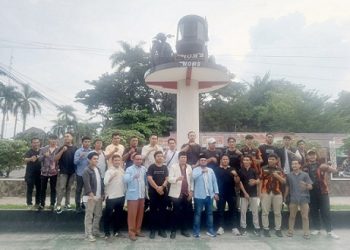 Irham Taufik bersama Pengurus OKP Pendukung saat deklarasi usai berkas pendaftaran dinyatakan lengkap