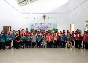 Ketua TP PKK yang juga Pembina Posyandu Kota Pematangsiantar Ny Liswati Wesly Silalahi menghadiri acara Penutupan Kegiatan Pembinaan Kader Posyandu Kelurahan Nagapita 
