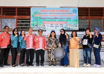 Ketua TP PKK Kota Pematangsiantar Ny Liswati Wesly Silalahi didampingi Camat Siantar Timur Masa Rahmat Zebua SE serahkan bantuan peralatan kepada para pelaku UMKM yang merupakan kader UP2K PKK di Kelurahan Tomuan