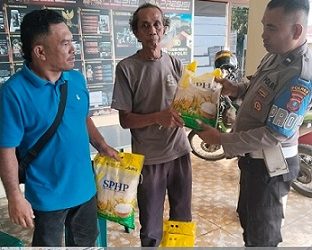 PS. Kanit Provos AIPDA Fai J. Silalahi SH saat berikan beras SPHP kepada warga binaan