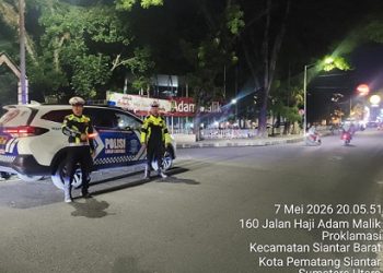 personil piket Bripka Dedy T. S. Sinaga S.H dan Bripda Andreas Nababan S.H menggunkan mobil patroli melaksanakan kegiatan Blue Light Patrol (BLP)