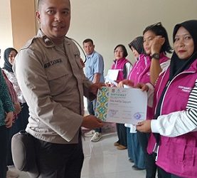 Bhabinkamtibmas Kelurahan Pondok Sayur Aipda Mitra YM Bangun menghadiri undangan kegiatan Penutupan Swakelola Pemberdayan Masyarakat Pelatihan Kader Posyandu di Kelurahan Pondok Sayur Tahun 2026.