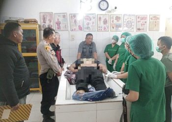 Jenajah korban divisum luar Kepala Forensik RSUD dr Djasamen Saragih dr Reinhard JD Hutahean SH. SP.F. MM disaksikan Kapolsek Dopan IPTU Ponijan Damanik SH