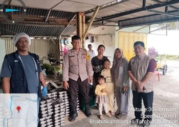 Bhabinkamtibmas Kelurahan Tambun Nabolon Aiptu Jonson Hutauruk melakukan monitoring distribusi Makanan Bergizi Gratis (MBG) kepada warga Kelurahan Tambun Nabolon