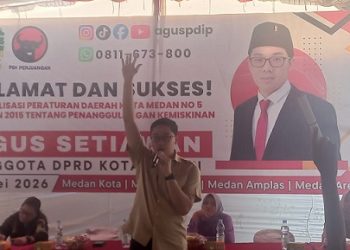 Anggota DPRD Medan Agus Setiawan saat Sosper No 5 tahun 2015 tentang penanggulangan kemiskinan di halaman Bodhicitta School, Jl Selam, Kelurahan Tegal Sari Mandala I, Kecamatan Medan Denai (Foto Ist)