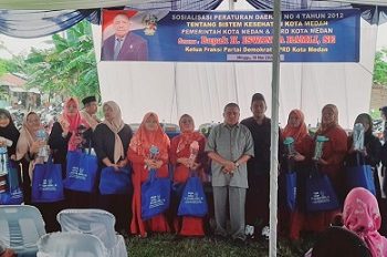 Anggota DPRD Kota Medan, H.Iswanda Ramli SE saat Sosper No 4 Tahun 2014 tentang Sistem Kesehatan di Jalan Starban Gang Family Kelurahan Polonia Kecamatan Medan Polonia (Foto Ist)