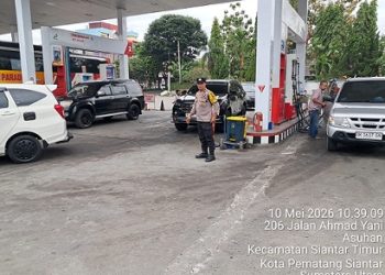 iket Bhabinkamtibmas Aiptu Andreas Purba dan Aiptu Jerry Adrian melaksanakan monitoring dan pengamanan penyaluran BBM di SPBU