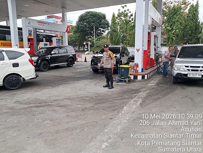 iket Bhabinkamtibmas Aiptu Andreas Purba dan Aiptu Jerry Adrian melaksanakan monitoring dan pengamanan penyaluran BBM di SPBU