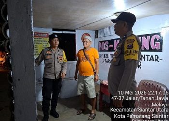 piket Bhabinkamtibmas AIPTU H.E. Pane dan AIPDA M. Nurday melaksanakan kegiatan SALING (Sapa Siskamling) di Pos Kamling Melayu