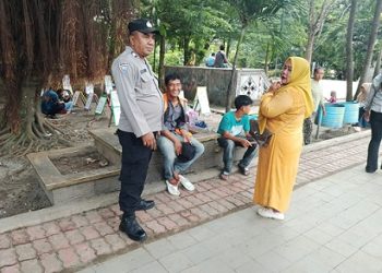 Piket Bhabinkamtibmas AIPTU Alexander dan AIPTU Wellinton Nababan saat patroli siang hari di Objek vital taman bunga