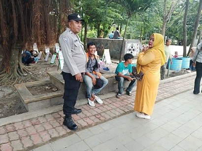 Piket Bhabinkamtibmas AIPTU Alexander dan AIPTU Wellinton Nababan saat patroli siang hari di Objek vital taman bunga