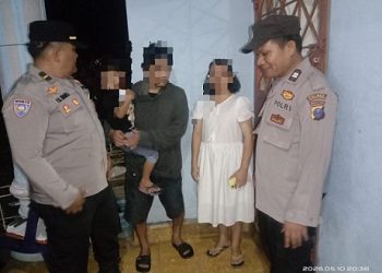personil piket Polsek Siantar Marihat respon cepat Call Center 110 dengan mempertemukan anak berumur 6 tahun terpisah dengan orangtuanya