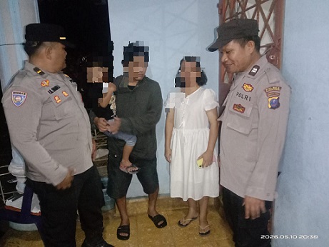 personil piket Polsek Siantar Marihat respon cepat Call Center 110 dengan mempertemukan anak berumur 6 tahun terpisah dengan orangtuanya
