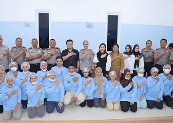 Kapolres Pematangsiantar AKBP Sah Udur T.M Sitinjak, S.H. S.I.K. M.H, Wakapolres KOMPOL Budiono Saputro SH. M dan Para Pejabat Utama photo bersama Ka. SPPG 3 YKB Cabang Pematangsiantar Andre dan Para relawan 