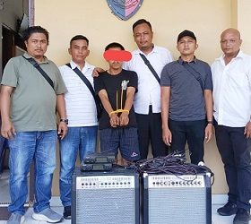 Pelaku SS dan barang bukti diapit Kanit Reskrim IPTU Fritsel Sitohang bersama Tim Opsnal