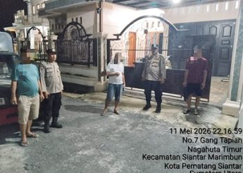 Personil piket Polsek Siantar Marihat saat Cek TKP di Kompleks Perumahan Agave