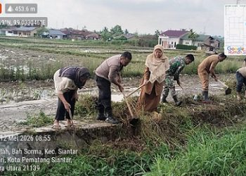 Bhabinkamtibmas AIPDA Fadlan Fahmi bersama tiga pilar yakni Lurah Bah Sorma Fernado SH dan Babinsa Serka Inf. Praja Wira Damanik dan warga menggelar gotong royong di Jalan Sibatu batu