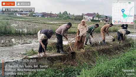 Bhabinkamtibmas AIPDA Fadlan Fahmi bersama tiga pilar yakni Lurah Bah Sorma Fernado SH dan Babinsa Serka Inf. Praja Wira Damanik dan warga menggelar gotong royong di Jalan Sibatu batu