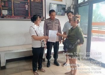 Ka. SPKT AIPTU Ardi Saragih bersama BRIPKA A. Sibarani dan BRIGADIR M. Yusuf bersama personil piket selesaikan dugaan pengerusakan mesin jahit dengan problem solving.