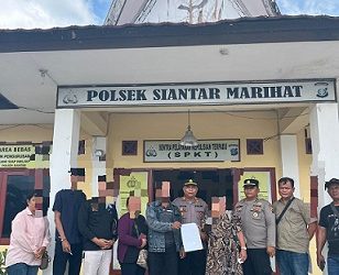 Kapolsek Siantar Marihat AKP David Eka Putra SH pimpin langsung selesaikan selisiha paham warga di Jalan Bahkora 2 Bawah dengan problem solving