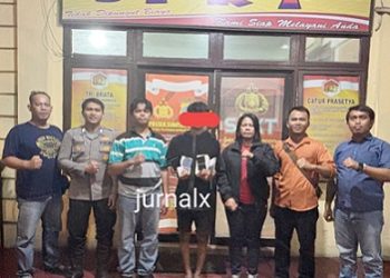 Pelaku GAS diapit Kapolsek Siantar Utara AKP Jahrona Sinaga SH bersama Kanit Rekrim IPDA Ricardo Rajagukguk S.Sos dan Tim Opnal