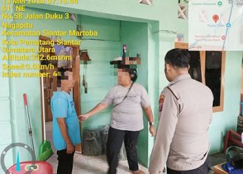 piket Polsek Siantar Martoba melakukan pengecekan TKP laporan dugaan Kekerasan Dalam Rumah Tangga (KDRT) di jalan Duku Raya Perumahan Asido