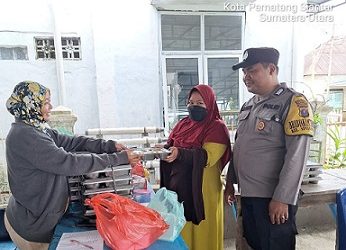 Bhabinkamtibmas Kelurahan Simarimbun Bripka Johannes C. Siregar melaksanakan monitoring distribusi Makan Bergizi Gratis (MBG) di Posyandu Simarimbun