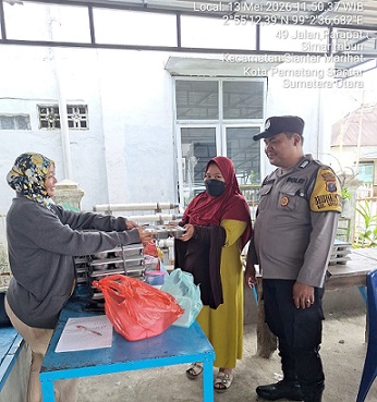 Bhabinkamtibmas Kelurahan Simarimbun Bripka Johannes C. Siregar melaksanakan monitoring distribusi Makan Bergizi Gratis (MBG) di Posyandu Simarimbun