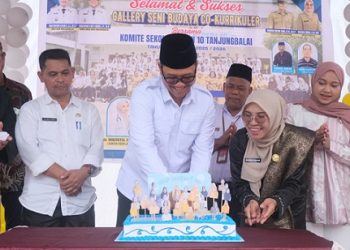 Plh Wali Kota Tanjungbalai Muhammad Fadly Abdina saat menghadiri acara Gallery Seni Budaya, Co-Kurrikuler dan Milad SMPN 10 Ke XXI
